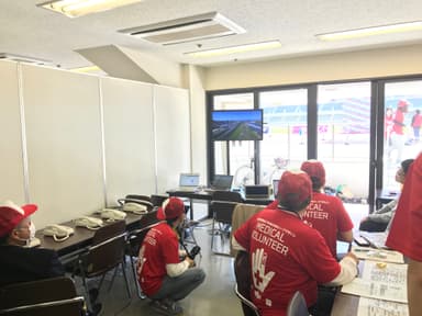 ドローンからの映像を見る本部