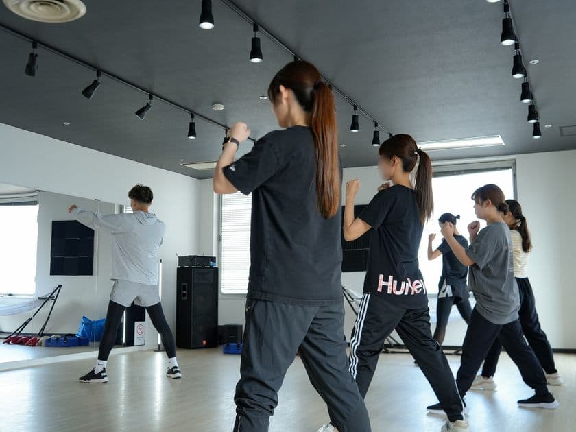 倉敷駅から徒歩2分！現役プロキックボクサーによる
女性限定ボクササイズクラスが8月よりスタート！