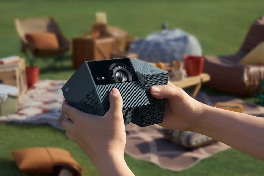 TCL PROJECTOR「PlayCube」日本上陸！
“手のひらでひねる”シネマ体験―　
9月5日からGREEN FUNDINGで先行支援受付開始