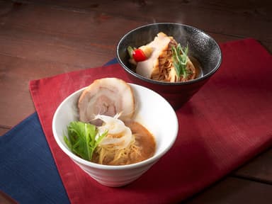 (上)スープカレーラーメン (下)海老塩ラーメン