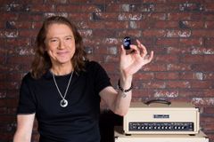 著名ギタリスト ロベン・フォードの特徴的なギターサウンドを本人と共同開発　ギターアンプ「Blues Cube」の音色バリエーションを楽しめる専用ユニット発売