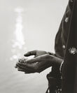 井津建郎「インド ― 光のもとへ」Kenro Izu : Eternal Light 写真展7月2日より開催　世界初公開・120点のモノクロが語る、いのちの尊厳
