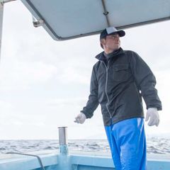 海の状況を見極める漁師