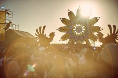 ビーチパーティーの決定版「CORONA SUNSETS FESTIVAL」で8,000人が熱狂！