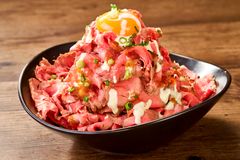 ご飯600gにお肉210gを盛った「ローストビーフ丼　大王様」1,880円