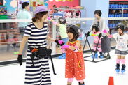 夏のレジャーの新定番！？日本最大級の室内遊園地にて親子でスケートを楽しむ！『ファンタジーキッズリゾート武蔵村山』オープン