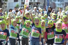 筑波山でしか見られない光景を…天下の奇祭！カエル姿で600名が大激走！『筑波山がまレース2016』～2016年8月11日(木・祝)「山の日」筑波山にて開催～