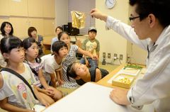 ＜通常非公開＞の金箔工場を“20組の親子限定”に公開！『金箔工場親子見学会』を8月1日・12日に開催