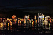 夏の夜、湖面を彩る数百の灯篭