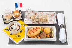 JAL機内食「BEDD for Kids」須賀 洋介シェフ監修メニューにリサとガスパールが登場