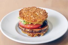 開始30分で50個配布終了！らーめんのグルメバーガー　究極にうまい「YABU Ra-men BURGER」発売記念イベントレポ