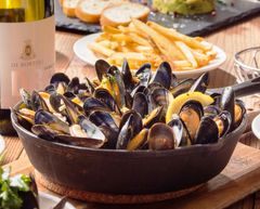 数量限定でフランスから空輸！希少な仏モン・サン＝ミシェル産ムール貝を使用した「ムール・フリット」が9月16日より登場！
