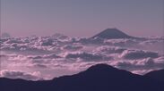 南アルプス縦走2日目朝、富士見平からのぞむ夜明けの富士山