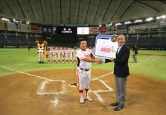 2016年9月17日 優勝チーム所属連盟にAED贈呈