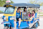 沖縄でタイの三輪タクシー“トゥクトゥク”が登場　普通免許で観光客も気軽に乗車！専門店が9月30日OPEN