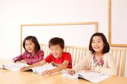 子どもたちが新聞記事を読み、壇上で討論をする「第1回 子ども白熱会議」10月16日に開催