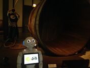 白鶴酒造資料館内を人型ロボット「Pepper」が説明！9月27日から3言語でおもてなし、“愛称”を募集開始