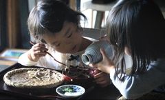 そばを食べる子どもたち 1