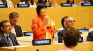 国連にて平和のスピーチをするヨグマタ相川圭子