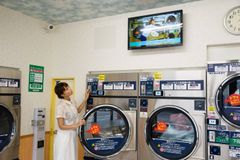 来店するだけで貯まるポイント、待ち時間には占いをチェック、電子マネーで小銭いらず　主婦が喜ぶサービス続々、進化系コインランドリー