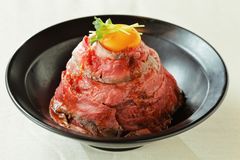 秋葉で本格派ローストビーフ丼！柔らかジューシ肉　130g使用しボリューム満点で850円「Mango Terrace Dining Bar」にて11月3日提供開始