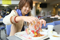 朝食を食べる学生の様子