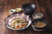 福岡に“鉄板焼仕立ての濃厚鶏魚介つけ麺”11月22日登場　低温調理したレアチャーシューとスープに混ぜる〆ご飯も提供