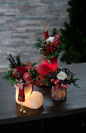 キャンドルのように優しく光るフラワーベースに造花をあしらいクリスマスを待つ心躍る季節のインテリアに！～火を使わず安全・LED内蔵のキャンドルのようなフラワーベース(花器)～