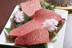 “都会の小さな鹿児島”でプレミアム牛肉を堪能できる！『薩摩 牛の蔵』、南九州黒牛枝肉共励会 受賞肉を提供