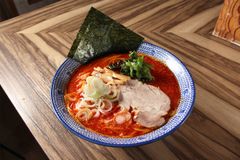 真っ赤に染まった店内で濃厚極辛豚骨ラーメンを提供！？第1号店を名古屋市に12月20日にオープン