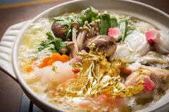 2016年の漢字「金」にちなんだ金箔使用の黄金鍋が登場　浅草橋のたいこ茶屋にて12月23日まで期間限定で提供