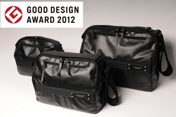 カメラバッグ「ICAM」シリーズが「2012年度グッドデザイン賞」を受賞 ユニークな斜めのカッティングと、細部まで行き届いたデザインが高い評価