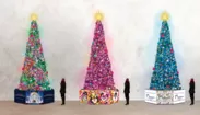 アーティストコラボクリスマスツリー(左からオリジナル・ももクロコラボ・MWAMコラボ)