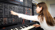 大阪で活動する「シンセ女子」Risa氏。Roland製の大型モジュラーシンセを演奏する模様