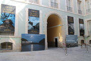 「支倉の道」写真展会場となった王立サン・フェルナンド美術アカデミーと大型バナー