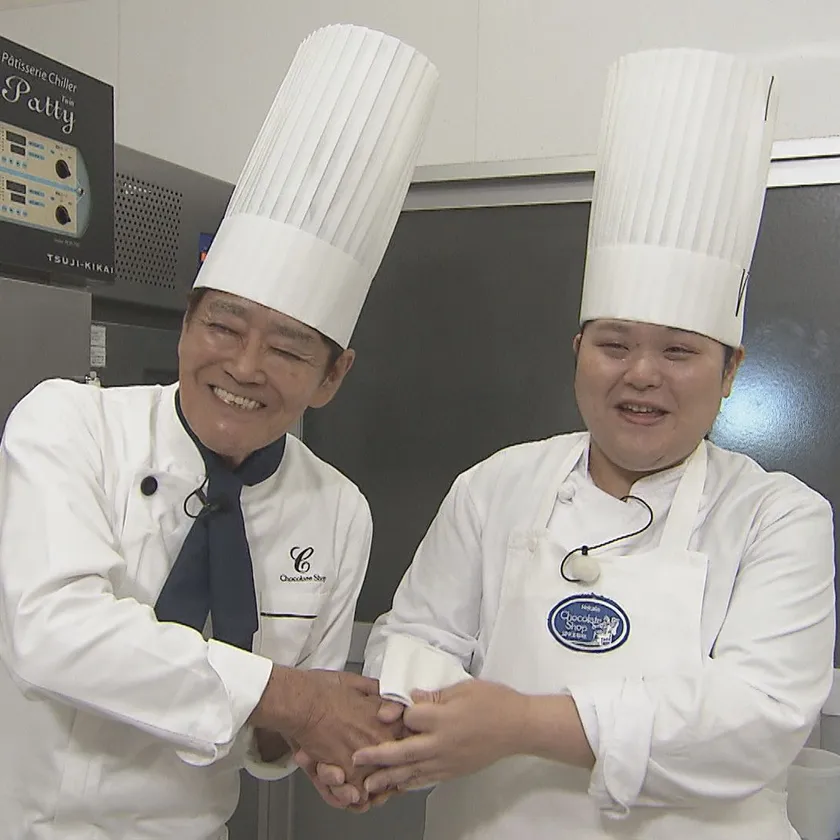 チョコレートショップの佐野社長と握手をするぼる塾・田辺