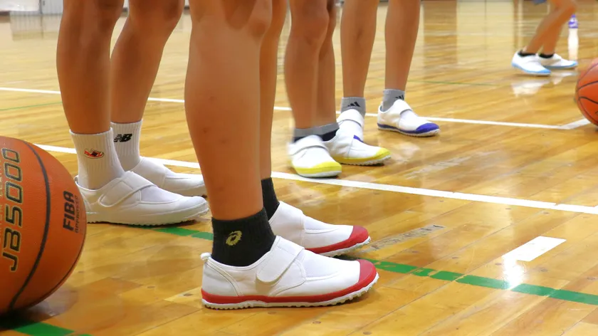 教育パワーシューズを履く小学生