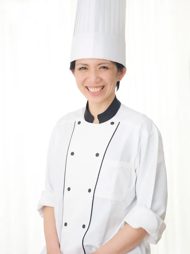 「おかしやシュクエピ」代表の手塚 郁実。パティシエ歴27年、お菓子教室を17年間主宰し、これまでに延べ1万人以上を指導。