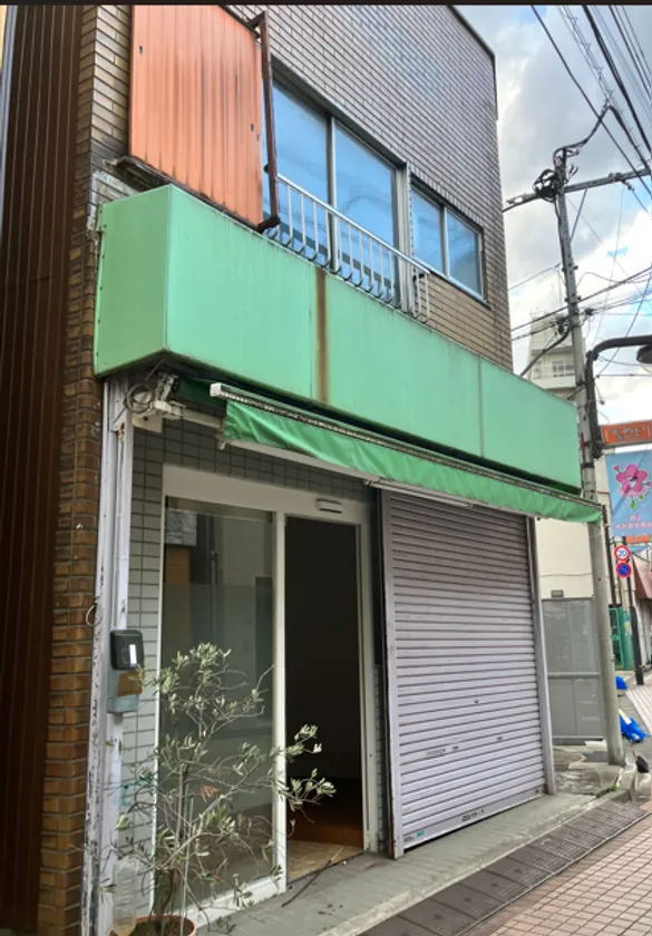 出店先となる豊島区駒込の「染井銀座商店街」に位置する店舗外観。かつて地域で親しまれた景観に、新たなお菓子屋として息を吹き込む。