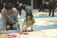 子どもとフェンスへのお絵かきイベントを開催する学生プロジェクト団体(2014年度)
