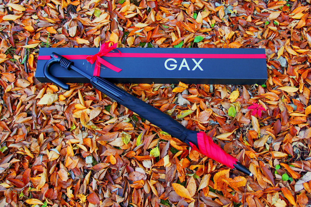 閉じた時や車の乗降時に濡れない“逆に開閉する傘”「GAX UMBRELLA(GAX G-1)」大人のXmasや記念日の贈り物として提案