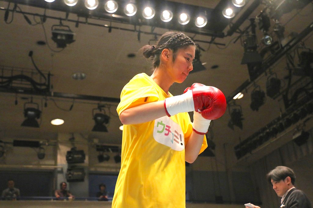 総研グループ所属、“2011年ミス府中の女性ボクサー”後藤あゆみ選手　プロデビュー戦を1回KOで勝利