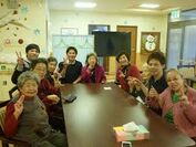 オネエとイケメンが女性高齢者を癒やす　神戸の老人ホームでアロマセラピーボランティアを11月29日開催