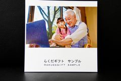 オリジナルギフトカタログ『らくだギフト』を12月1日に提供開始“お好みの商品＋思い出の写真”で制作する心を込めた1冊～ シニア向け通販サイト「らく～だモール」から新サービス ～