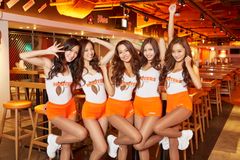 「HOOTERS」が12月31日に恒例の「カウントダウンパーティー」を開催　渋谷・新宿西口・銀座の3店舗で華やかな新年をスタート！～ ゲストDJやパフォーマーによる音楽・ショーで明るく盛り上がる ～