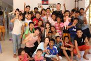 プライムホールディングス、CSR活動を拡大　猫ひろしとカンボジア孤児院訪問