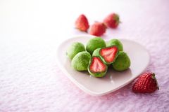 老舗お茶屋　伊藤久右衛門のバレンタイン新作『宇治抹茶苺とりゅふ お茶苺さん(おちゃめさん)』が1月6日に先行販売開始