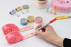 書いた文字を何にでもピタッと貼れる名前書きの救世主『もじピタ！』に色と柄を追加。入園・入学準備をより楽しく！2016年1月25日（月）発売