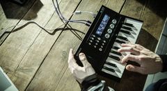 古いアナログ・シンセサイザーから最新タブレットのワイヤレス接続まで対応　音楽制作の要となるMIDIコントローラー・キーボード発売