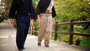 和と洋を併せ持つ和風パンツ「チノばかま」発売～履きやすさ・利便性から武道家に人気～